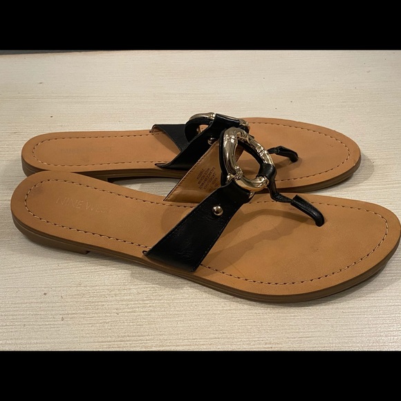 Nine West Chic Black Leather Thong Sandals Gold Accent Size 10 - Picture 6 of 9